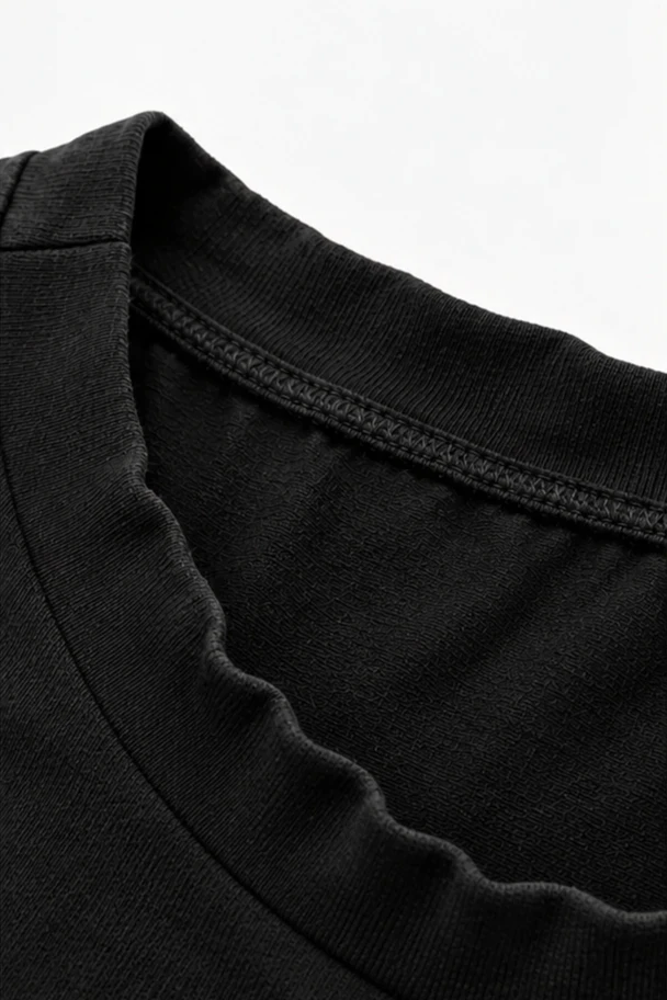 Gola simples de camiseta comum, com ondula&ccedil;&atilde;o